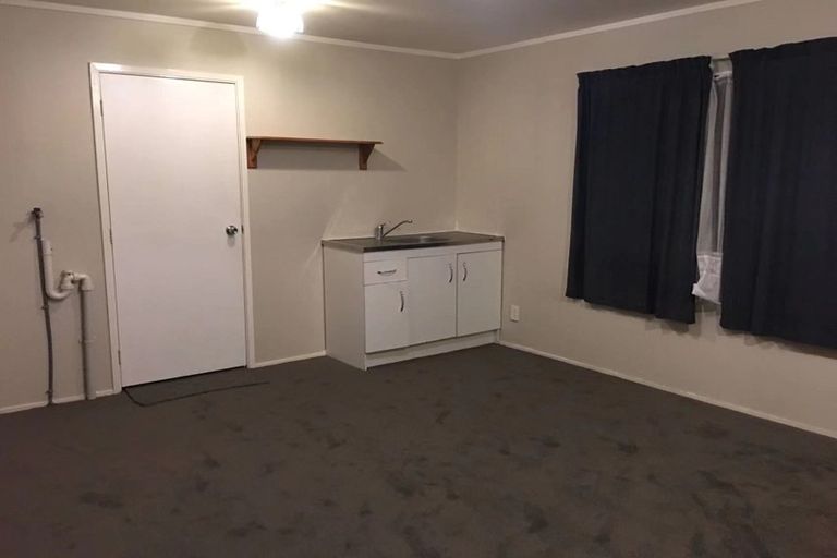 Photo of property in 28 Dungarvon Place, Clendon Park, Auckland, 2103