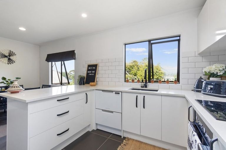 Photo of property in 3a John Webster Place, Glen Eden, Auckland, 0602