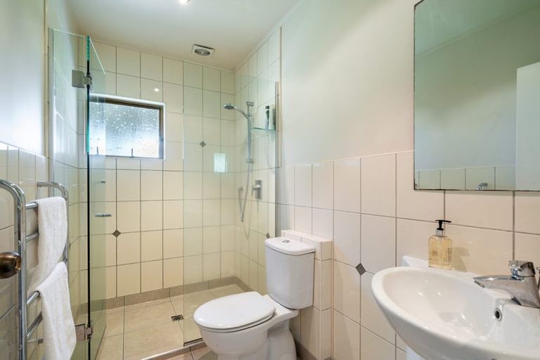 Photo of property in 20 Robin Lane, Browns Bay, Auckland, 0630