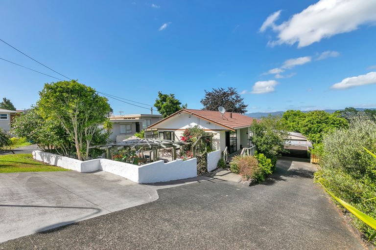 Photo of property in 4 Chamberlain Road, Massey, Auckland, 0614