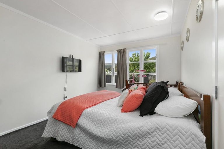 Photo of property in 16 Shearer Crescent, Naenae, Lower Hutt, 5011