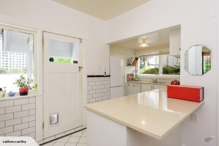 Photo of property in 17 Saint Michaels Crescent, Kelburn, Wellington, 6012