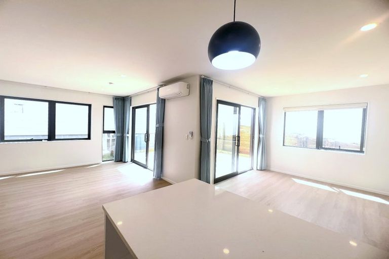 Photo of property in 1a Wren Place, Unsworth Heights, Auckland, 0632