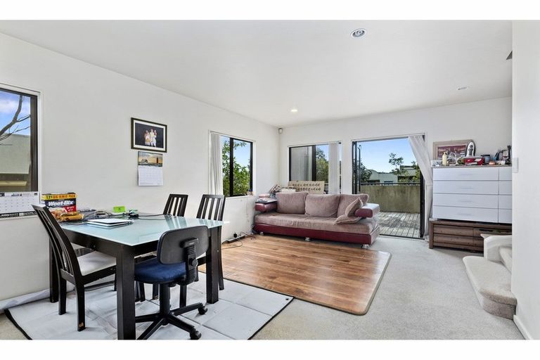 Photo of property in 1/7 Pannill Place, Oteha, Auckland, 0632