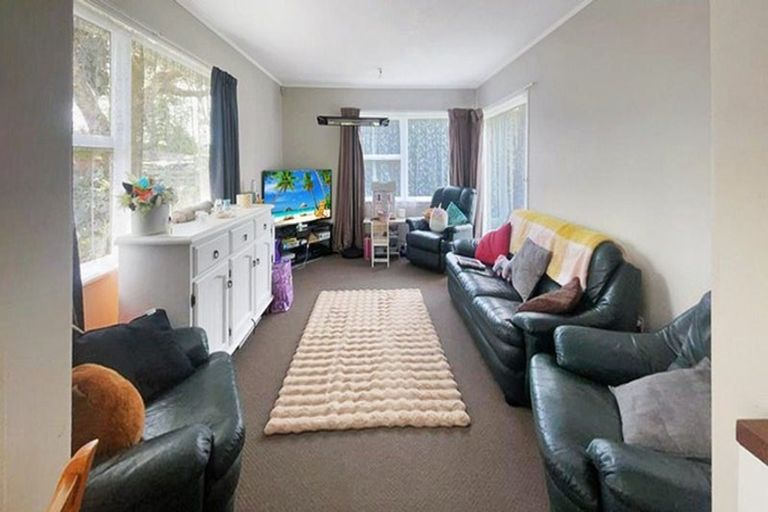 Photo of property in 17 Blanes Road, Weymouth, Auckland, 2103