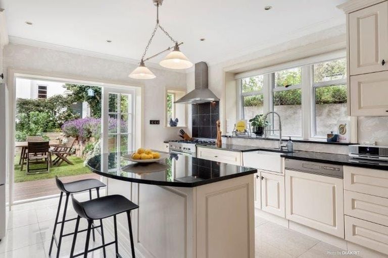 Photo of property in 323 The Terrace, Te Aro, Wellington, 6011