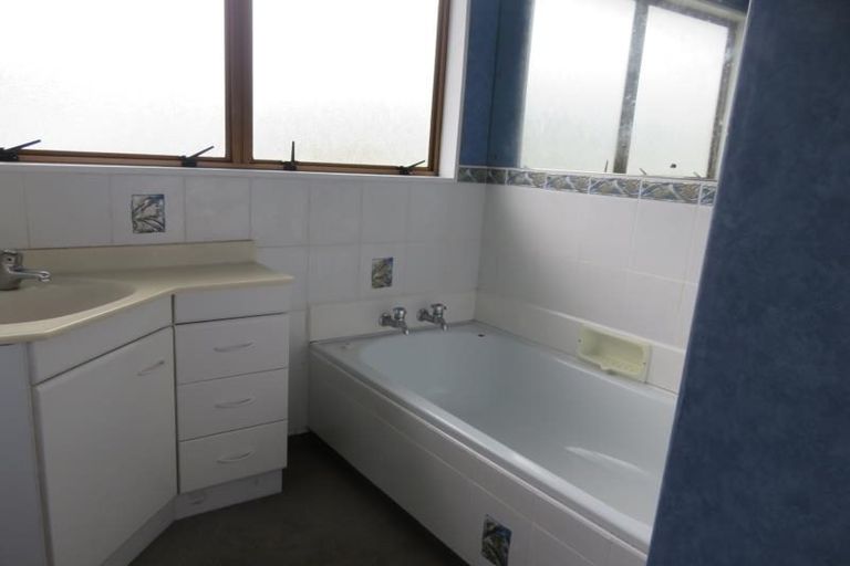 Photo of property in 102 Churton Drive, Churton Park, Wellington, 6037