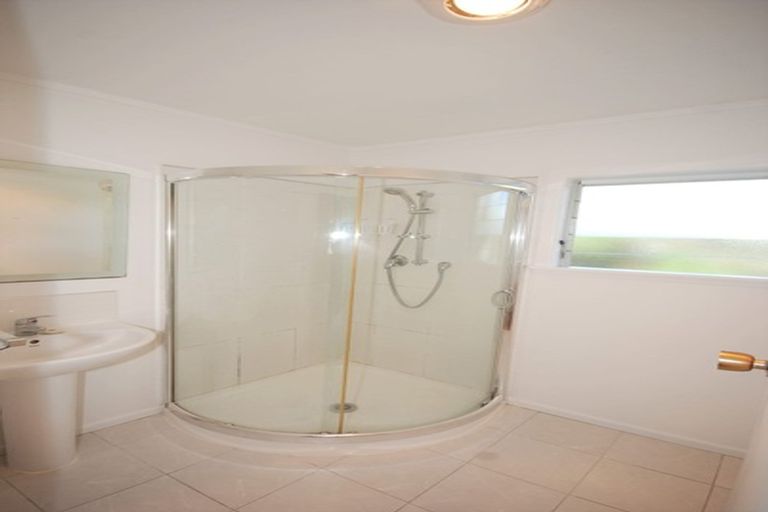 Photo of property in 1 Renata Crescent, Te Atatu Peninsula, Auckland, 0610