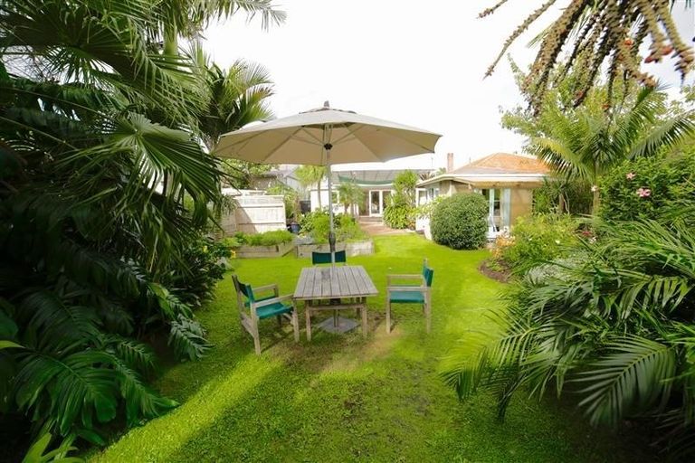 Photo of property in 42 Tui Street, Point Chevalier, Auckland, 1022