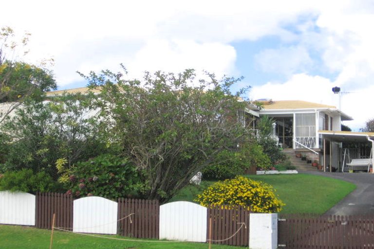 Photo of property in 3 Lavelle Road, Henderson, Auckland, 0612