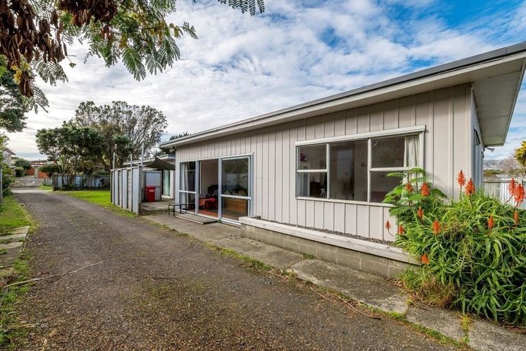 Photo of property in 16 Eruini Street, Waikanae Beach, Waikanae, 5036