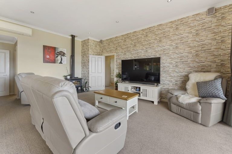 Photo of property in 11 Streets Way, Timberlea, Upper Hutt, 5018