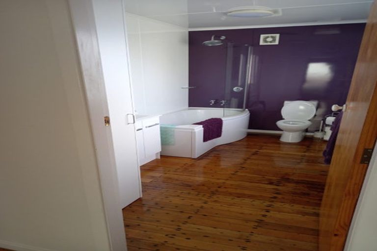 Photo of property in 1/15 Apu Crescent, Lyall Bay, Wellington, 6022