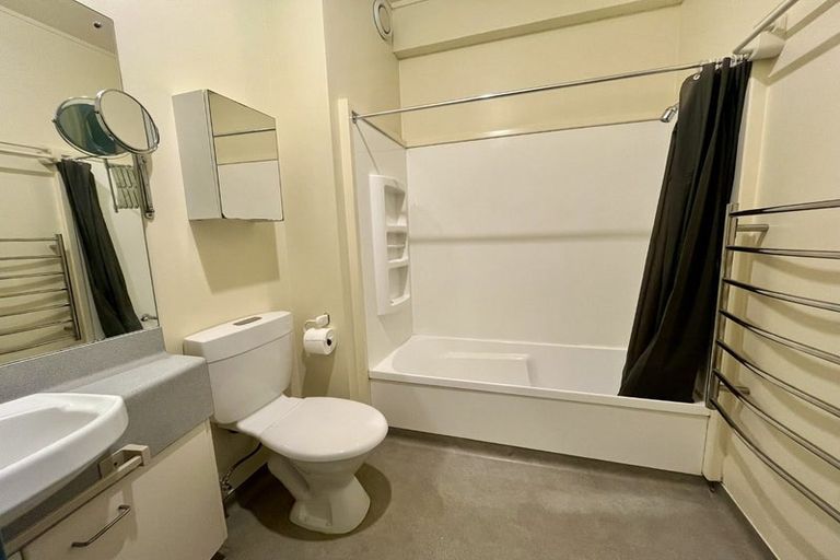 Photo of property in 17 Kent Terrace - Kent Apartments, 3e/16 Kent Terrace, Mount Victoria, Wellington, 6011