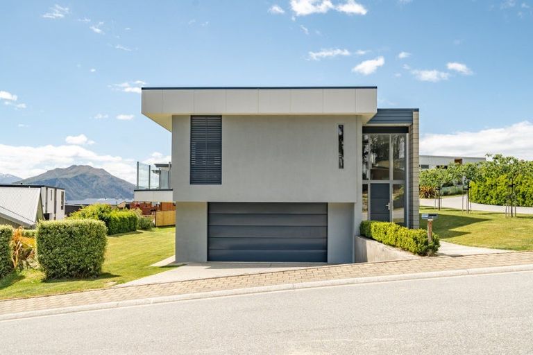 Photo of property in 5 Bovett Place, Wanaka, 9305