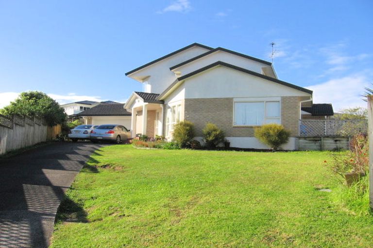 Photo of property in 28 Ewhurst Place, Goodwood Heights, Auckland, 2105