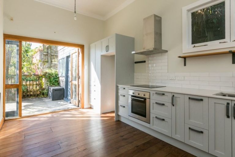 Photo of property in 129 Chaucer Road, Hospital Hill, Napier, 4110