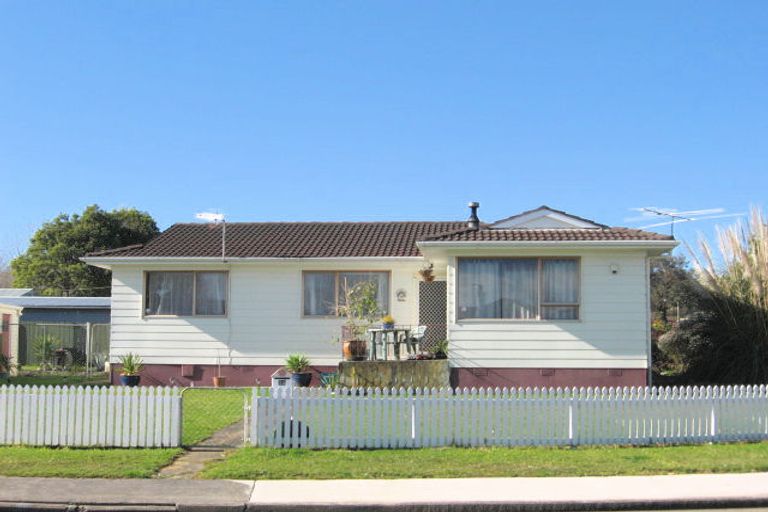 Photo of property in 22 Heathdale Crescent, Papakura, 2110