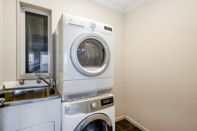 Photo of property in 59 Glanmire Road, Newlands, Wellington, 6037