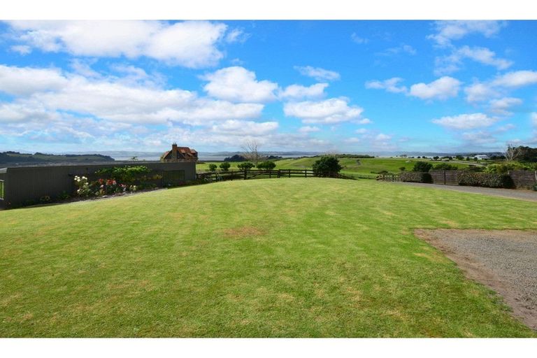 Photo of property in 7 Kaipara Lake Road, South Head, Helensville, 0874