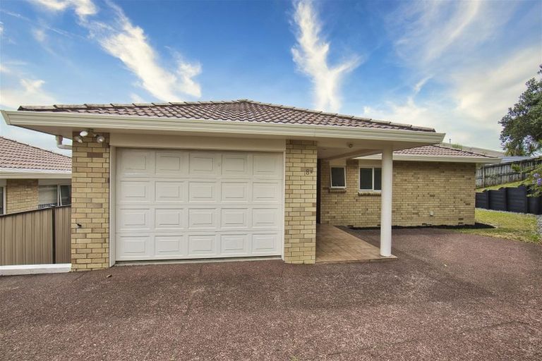 Photo of property in 2/8 Bronzewing Terrace, Unsworth Heights, Auckland, 0632