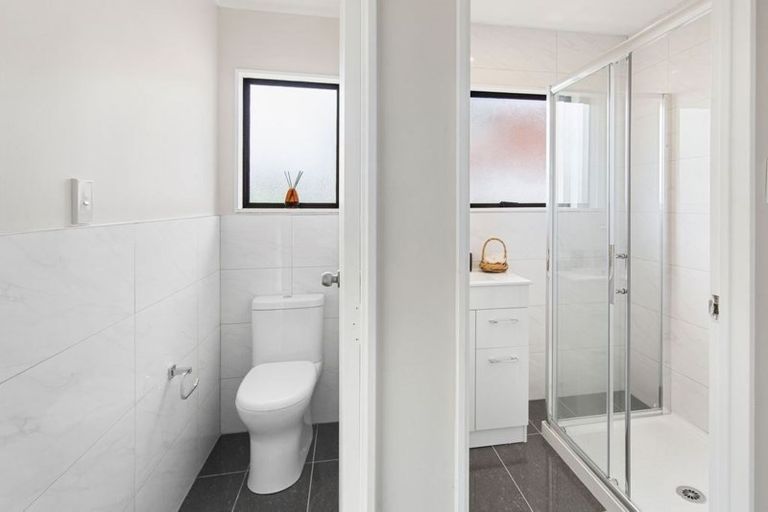 Photo of property in 2/58 Clevedon Road, Papakura, 2110