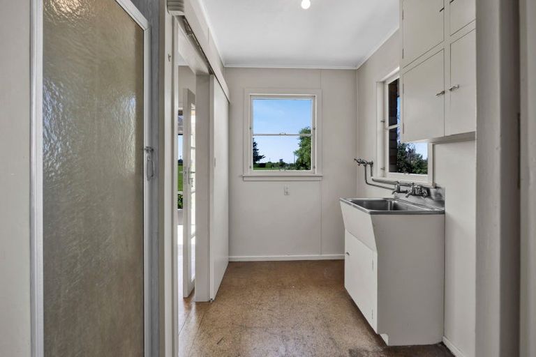 Photo of property in 1904 South Road, Kaupokonui, 4678