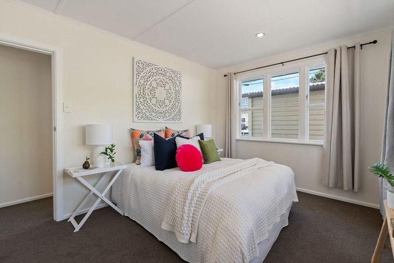 Photo of property in 4 Balmain Street, Newlands, Wellington, 6037