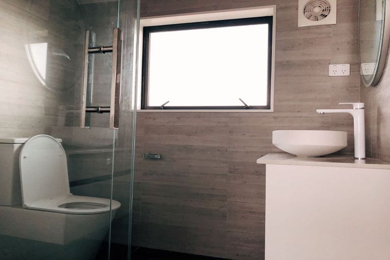 Photo of property in 33a Roberts Avenue, Bayswater, Auckland, 0622