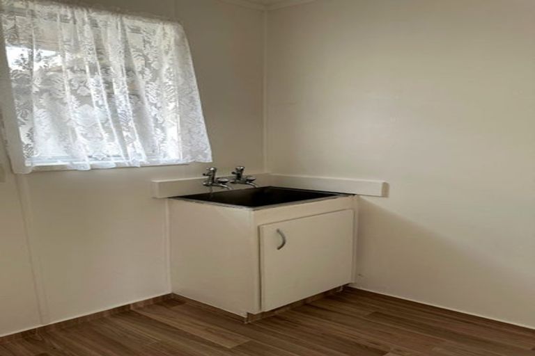 Photo of property in 10 Camphora Place, Ranui, Auckland, 0612