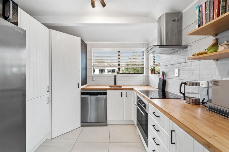 Photo of property in 6b Dobell Road, Stanmore Bay, Whangaparaoa, 0932