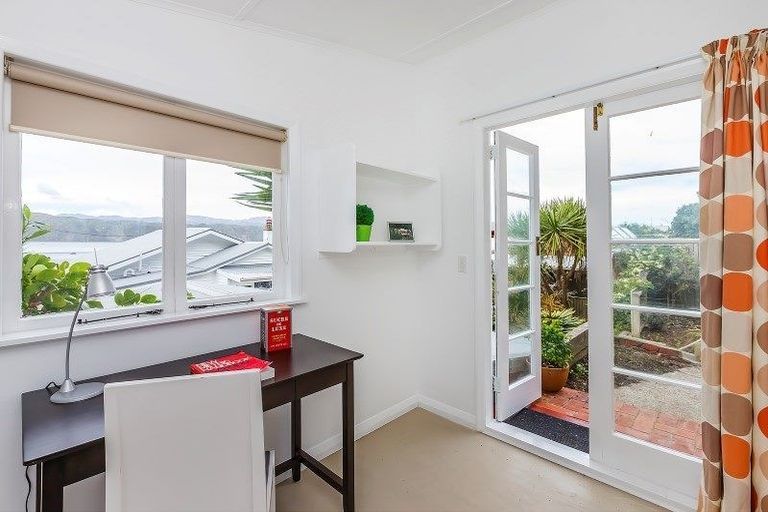 Photo of property in 117 Breaker Bay Road, Breaker Bay, Wellington, 6022