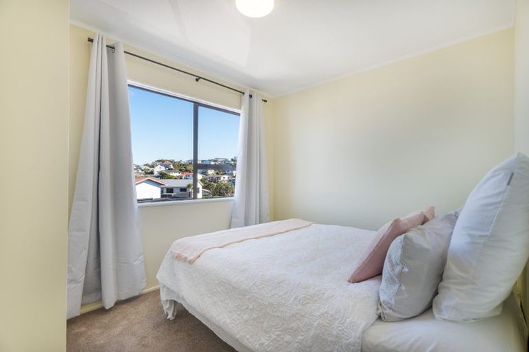 Photo of property in 43a Sunhaven Drive, Newlands, Wellington, 6037