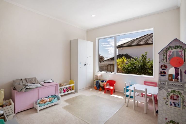 Photo of property in 2/2 Eske Place, Highland Park, Auckland, 2010