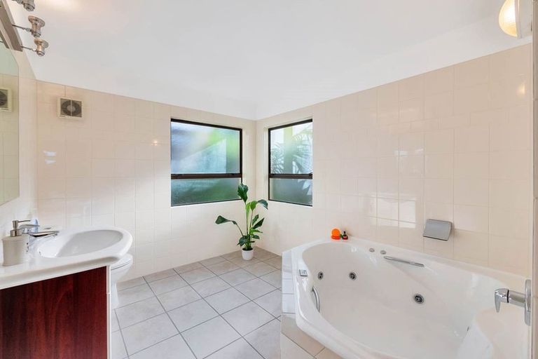 Photo of property in 2/19a Seaview Road, Castor Bay, Auckland, 0620