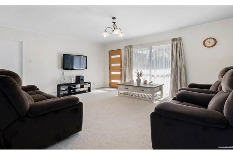 Photo of property in 10 Seaward Place, Wattle Downs, Auckland, 2103