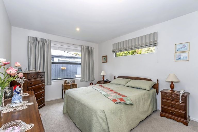 Photo of property in 2/5 Hadlow Place, Burnside, Christchurch, 8041