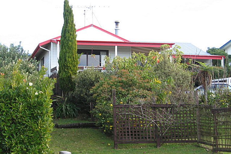Photo of property in 14 Ngatira Place, Snells Beach, 0920