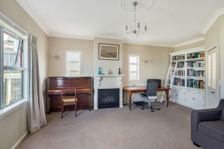 Photo of property in 24 Tamworth Crescent, Newlands, Wellington, 6037
