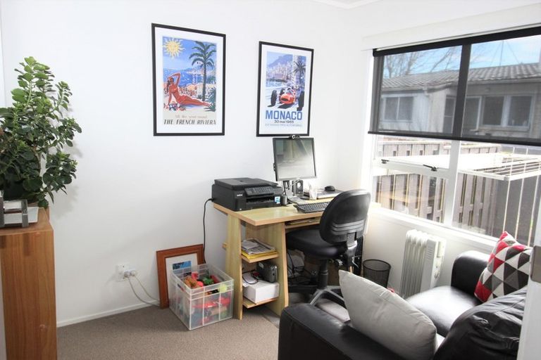 Photo of property in 2/5 Mannering Place, Hillcrest, Auckland, 0627