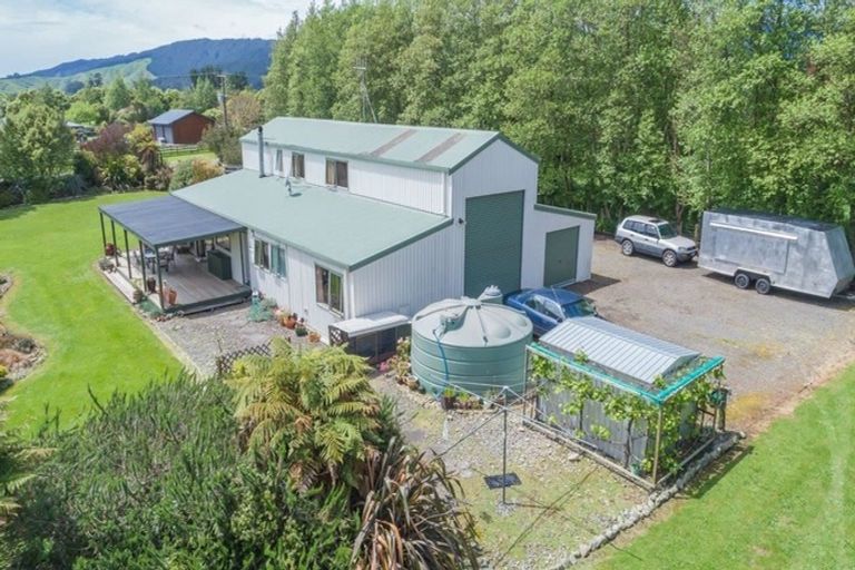 Photo of property in 370 Tararua Road, Levin, 5571