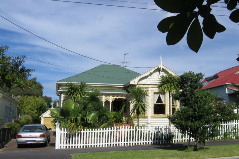 Photo of property in 30 Summer Street, Stanley Point, Auckland, 0624