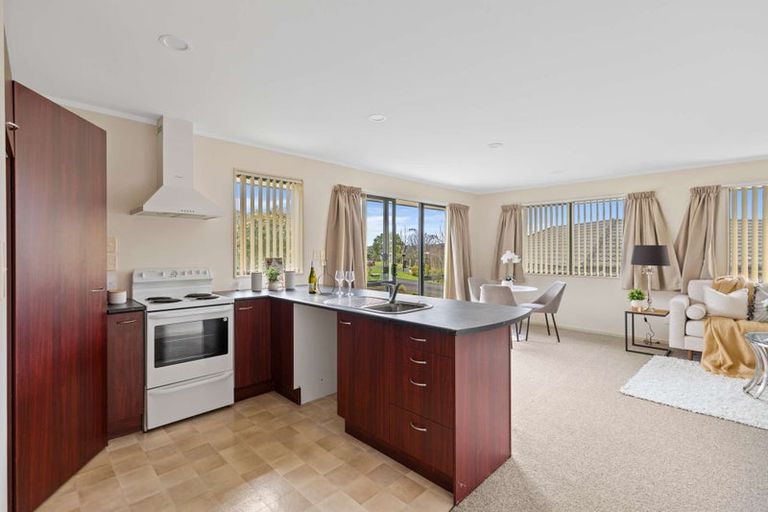 Photo of property in 40 Regents Park Place, Westgate, Auckland, 0614