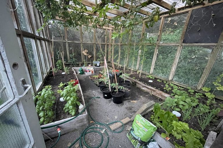 Photo of property in 96 Maupuia Road, Maupuia, Wellington, 6022