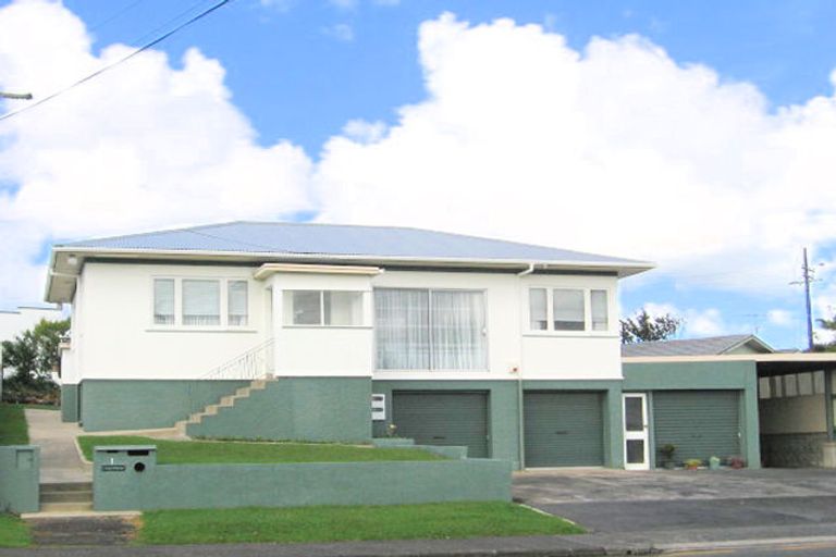 Photo of property in 1 Lavelle Road, Henderson, Auckland, 0612