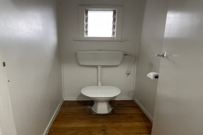 Photo of property in 194 Chivalry Road, Glenfield, Auckland, 0629