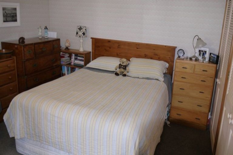 Photo of property in 1/406 East Coast Road, Sunnynook, Auckland, 0630