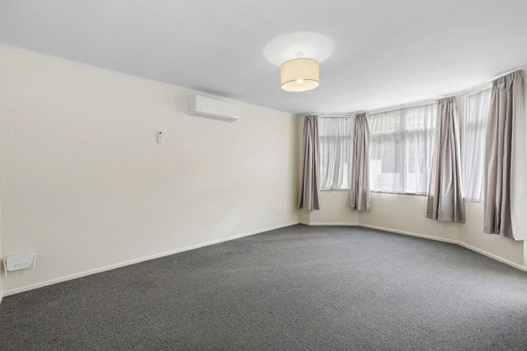 Photo of property in 87 Queens Drive, Lyall Bay, Wellington, 6022