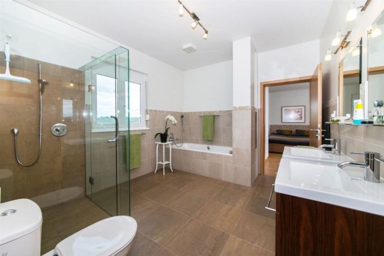 Photo of property in 32 Red Hills Road, Massey, Auckland, 0614