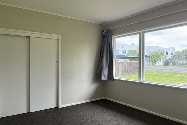 Photo of property in 2/468 Swanson Road, Ranui, Auckland, 0612